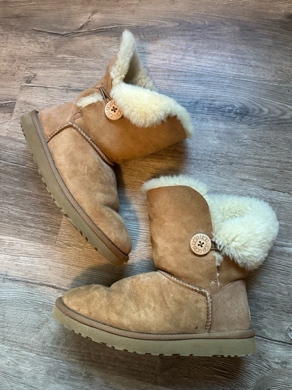 UGG BAILEY BUTTON OG Chestnut Shearling-Lined Suede Ankle Boots - Women 10